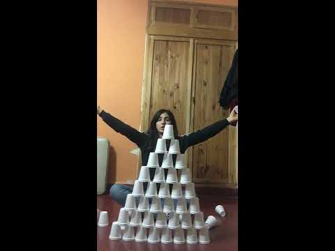 Haciendo una montaña con vasos