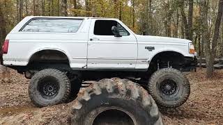 1993 Full Size Ford Bronco on 35s takes on Jeep obstacles. See how TTB suspension flexes and crawls!