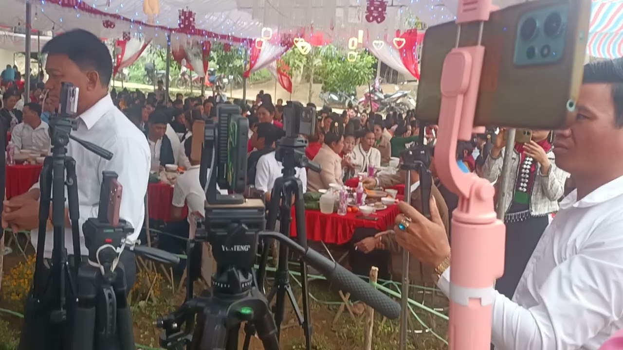 Hoàng Nhung hát đám cưới con gái lò chinh