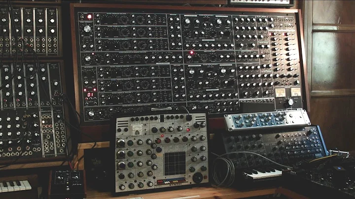 Switching the waves. An introduction to the modular synthesizer with Enrico Cosimi