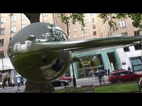 Video: Mengunjungi Gulliver. Barang-barang rumah tangga raksasa dalam patung karya Lilian Bourgeat
