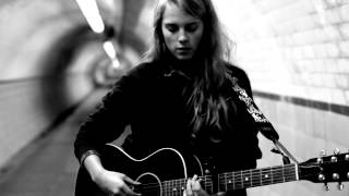 Video voorbeeld van "Marika Hackman - Bath Is Black (acoustic)"