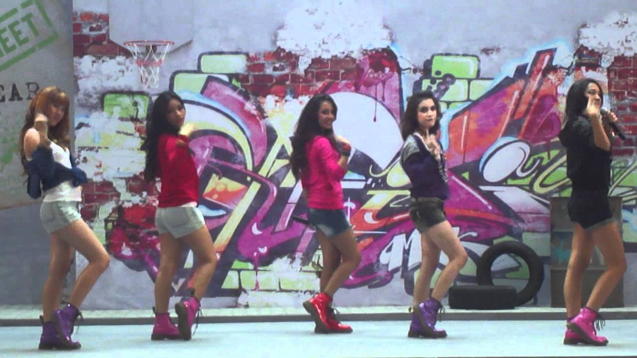 Chilli Girls - Miring-miring Ga Penting [Perform @Plaza Senayan 27112011].MP4