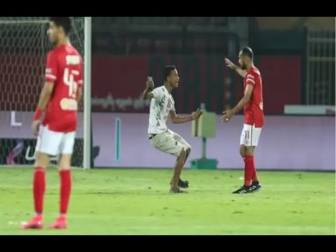 فيديو لحظة اقتحام مشجع مباراة الاهلي وغزل المحلة فيديو اقتحام مشجع مباراة الاهلي وغزل المحلة