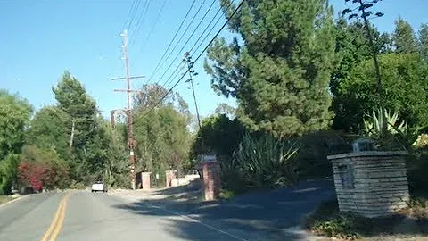 Tour of Celebrity Homes on Mulholland Drive in Los...