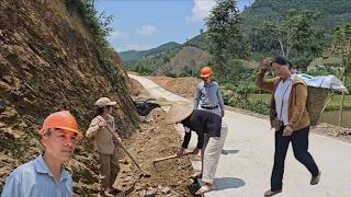 Engineer Ngan felt very satisfied with the two girls and felt sorry for Mrs. Xuyen's hard work