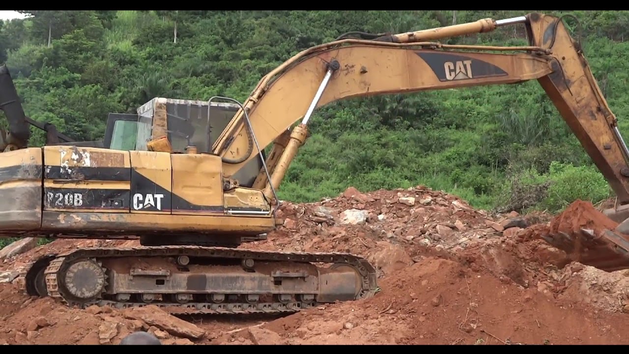 EXCAVATOR TRAINING LOADING A TRUCK