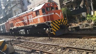7528次R175單柴電頭+數節水泥斗車貨列