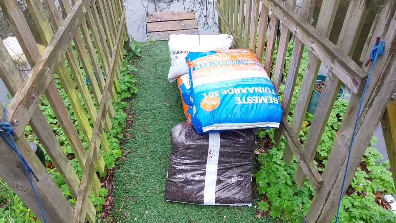 plantenbakken essenburgsingel een grondig aangepakt....nieuwe tuinaarde nieuwe planten en struiken