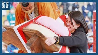 巨大餅上げ　４年ぶりにタイム争う　京都・醍醐寺