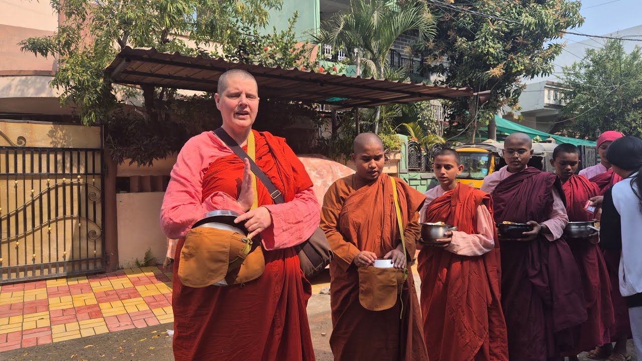The Lives of Western and Indian Buddhist  Nuns/पश्चिमी और भारतीय बौद्ध भिक्षुणियों का जीवन
