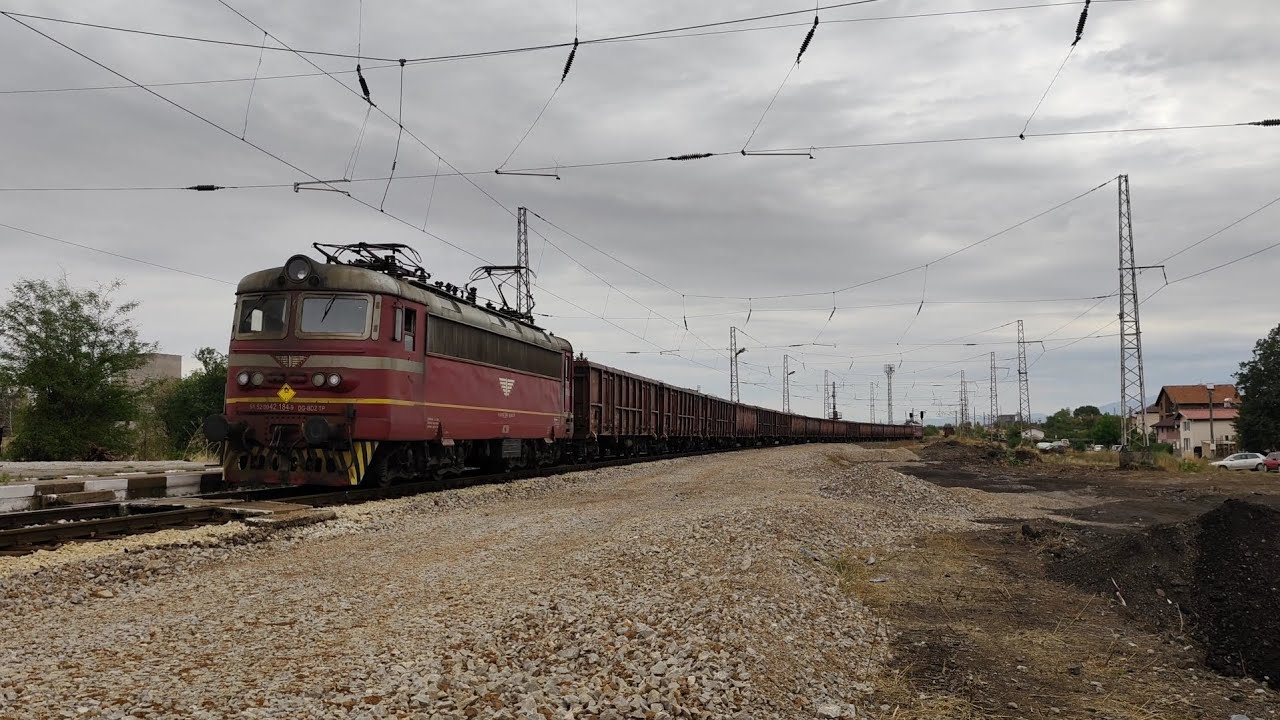 МДТВ 47044/ВУ-ДГЖС/ [БДЖ-ТП] с 42 184 начело и 43 550 отзад преминава през бившата гара Костинброд.