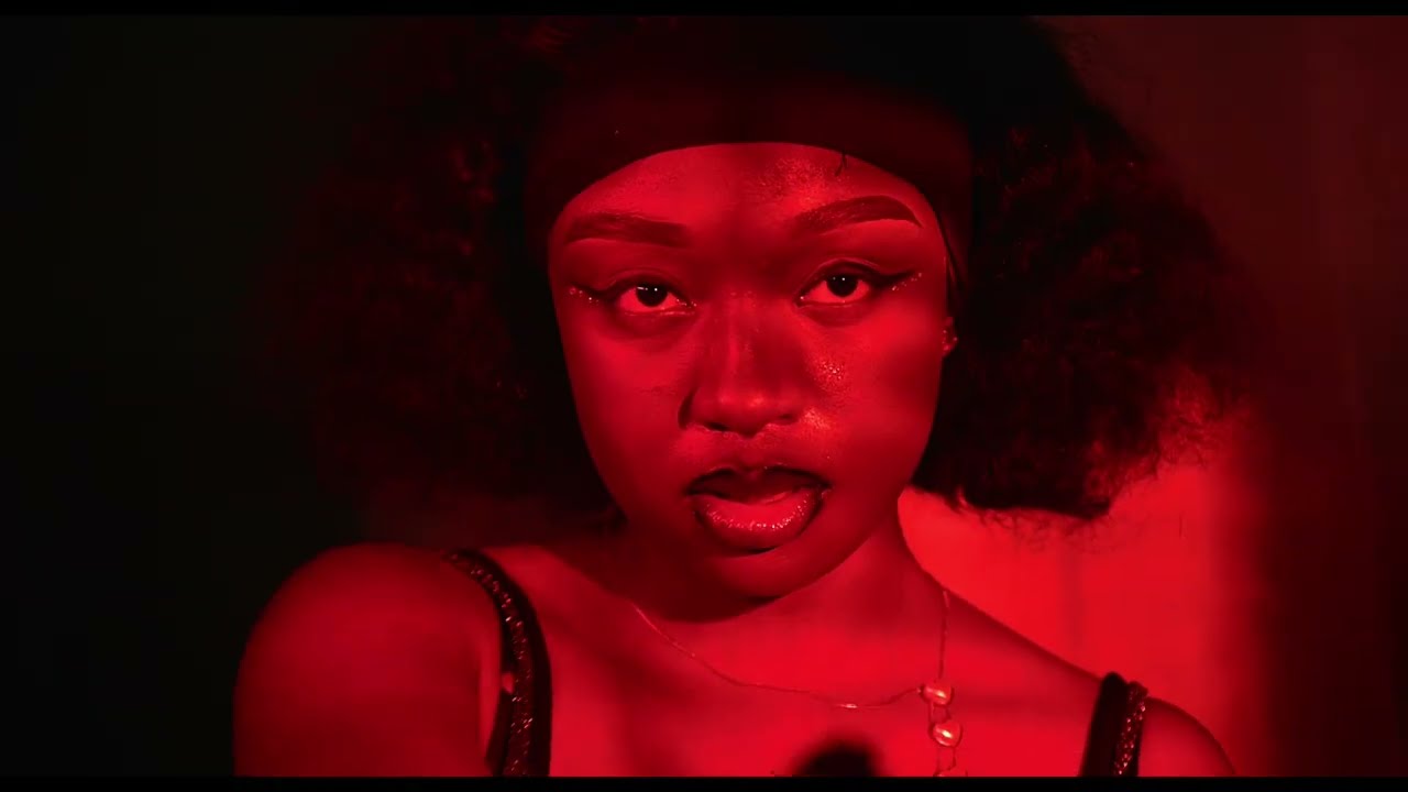 Bagga - She Devil (Official Video) auf YouTube ansehen Bagga - She Devil (Official Video) auf YouTube ansehen