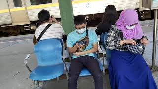 271次經由山線開往彰化的TEMU2018+TEMU2017普悠瑪自強號,和4817次經由深澳線開往八斗子的三節DRC原色柴油客車