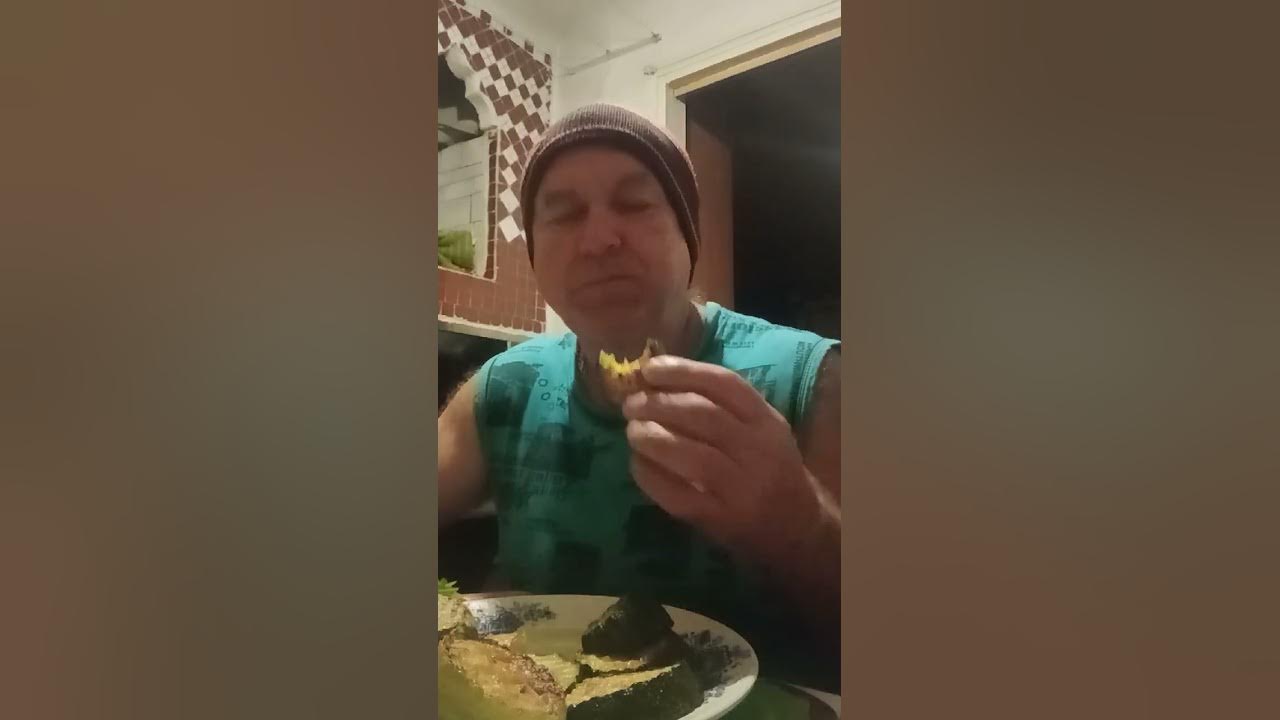 Поздний перекус две сырные сосиски и жареные кабачки - YouTube