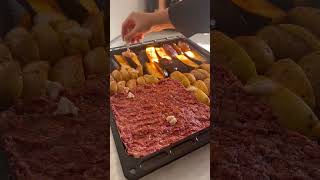 Patlıcanlarla kıymayı tek tek dizmek dense böyle yapmak daha pratik oluyor.