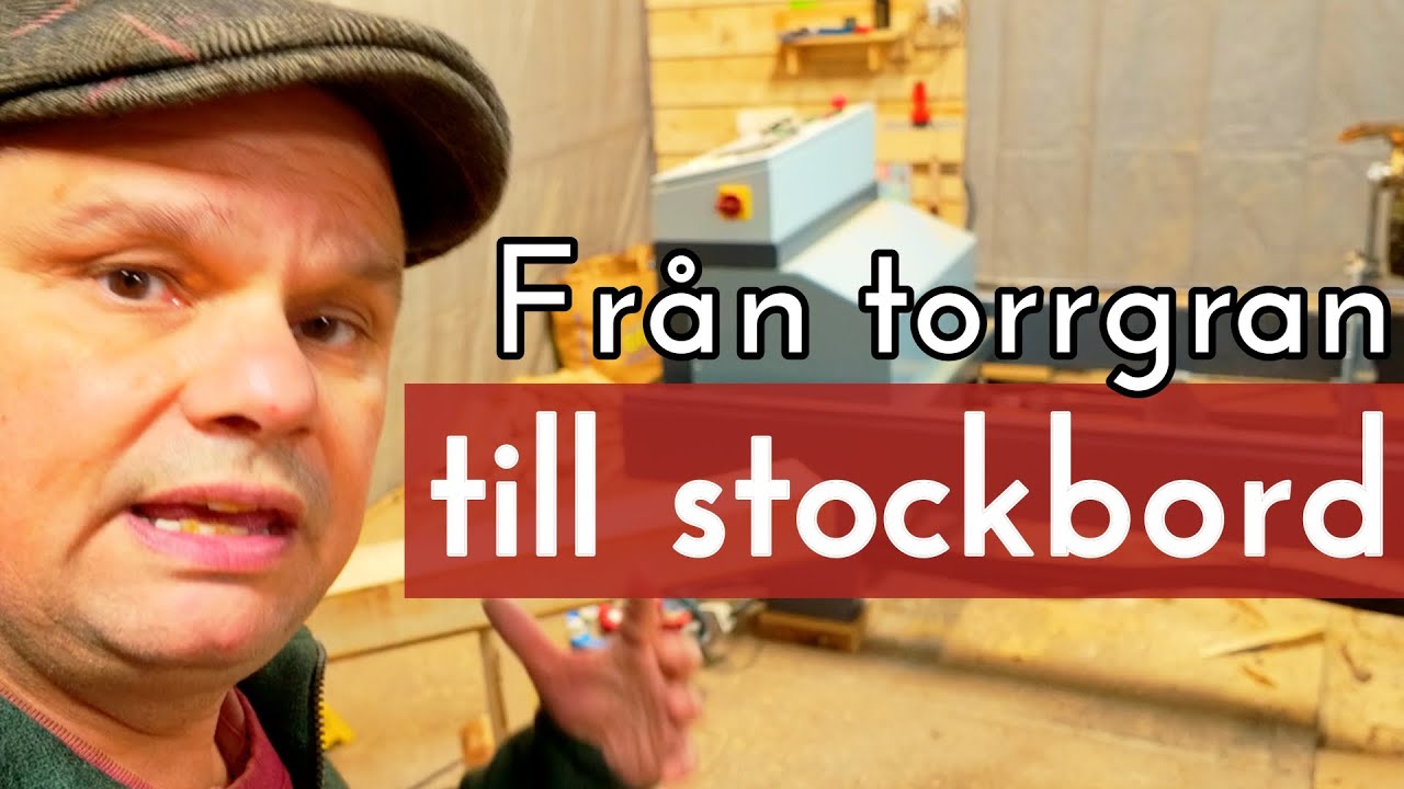 Bygger stockbord i stolpverksteknik – sågar torrgran i bandsågverket och slipar stämjärnet på vägen