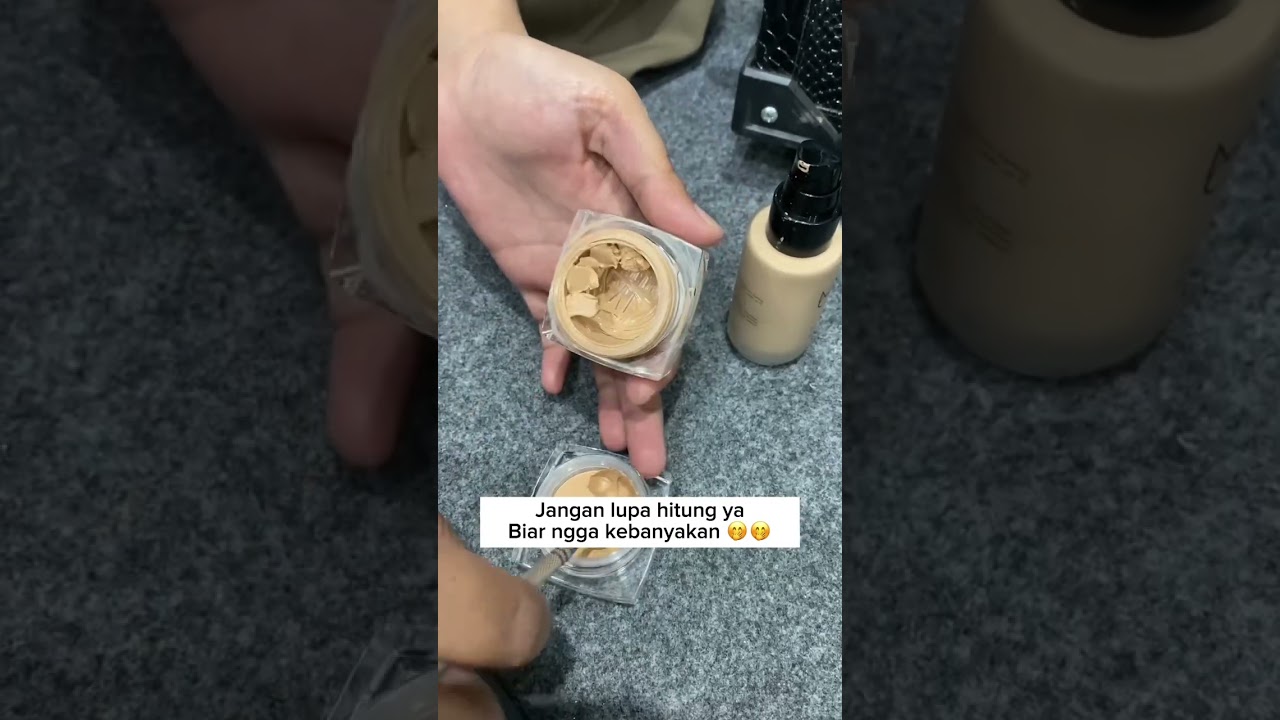 Mixing foundation makeup wisuda 👩‍🎓