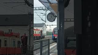 Brzi Voz Intercity,200 Km/h Prolazi Kroz železničku Stanicu Nova Pazova