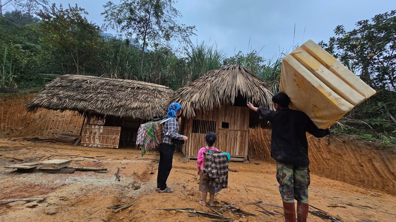 А Пао – несмотря на сильный дождь, помогает матери-одиночке закончить строительство забора вокруг