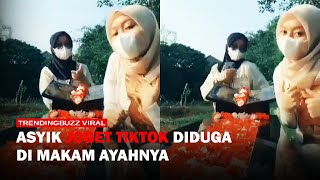 Dua Wanita Ini Asyik Joget TikTok Diduga di Makam Ayahnya