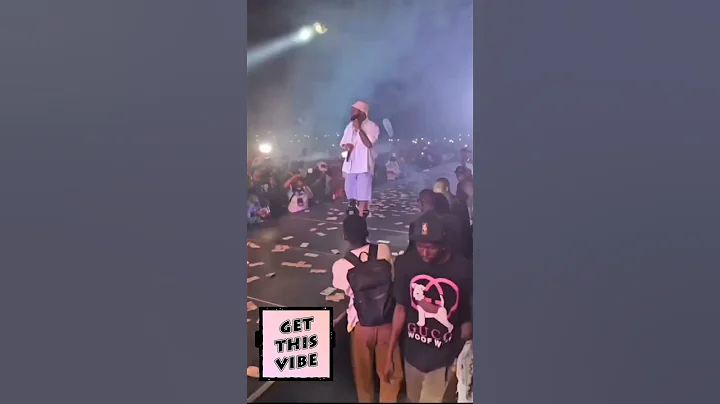 Moment DAVIDO caught female fan picking, pocketing money spraye on him on stage at his Asaba concert
