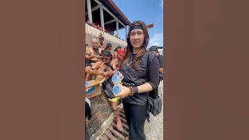Seperti pendekar begini pakaian khas gadis dayak mali kalimantan barat