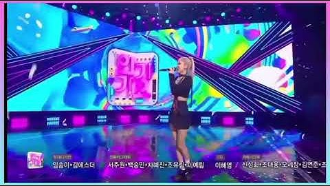 rosé and her back up dancer singing 