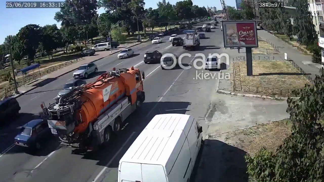 Зацепила зеркалом стоящую машину Зацепила зеркалом стоящую машину