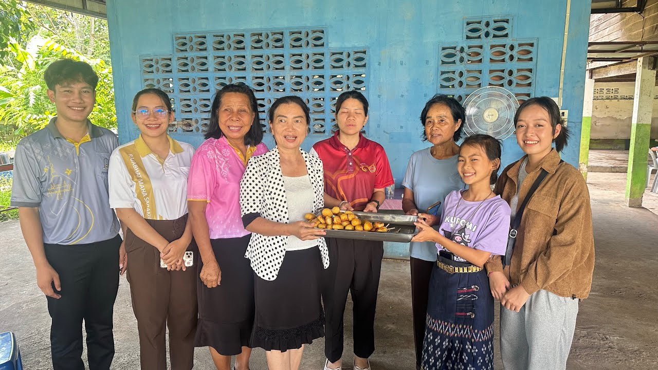 น้องธิดาลาวกับน้องปราถนามามอบข้าวจี่ที่โรงเรียนบ้านเกิ้งพร้อมโชว์เพลงให้คุณครูฟัง