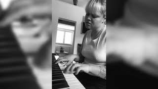 Lina Maly - Wie weit (Piano Session)