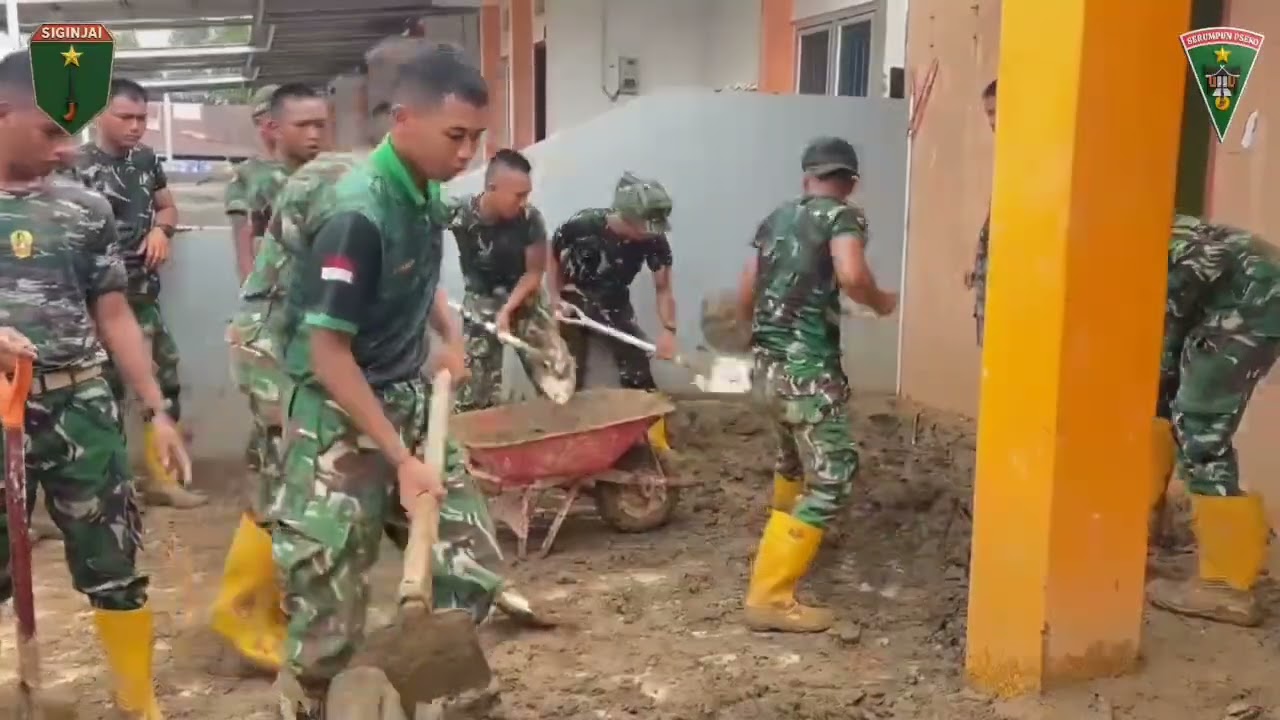 bersama masyarakat setempat melaksanakan pembersihan rumah warga yang terdampak banjir bandang 