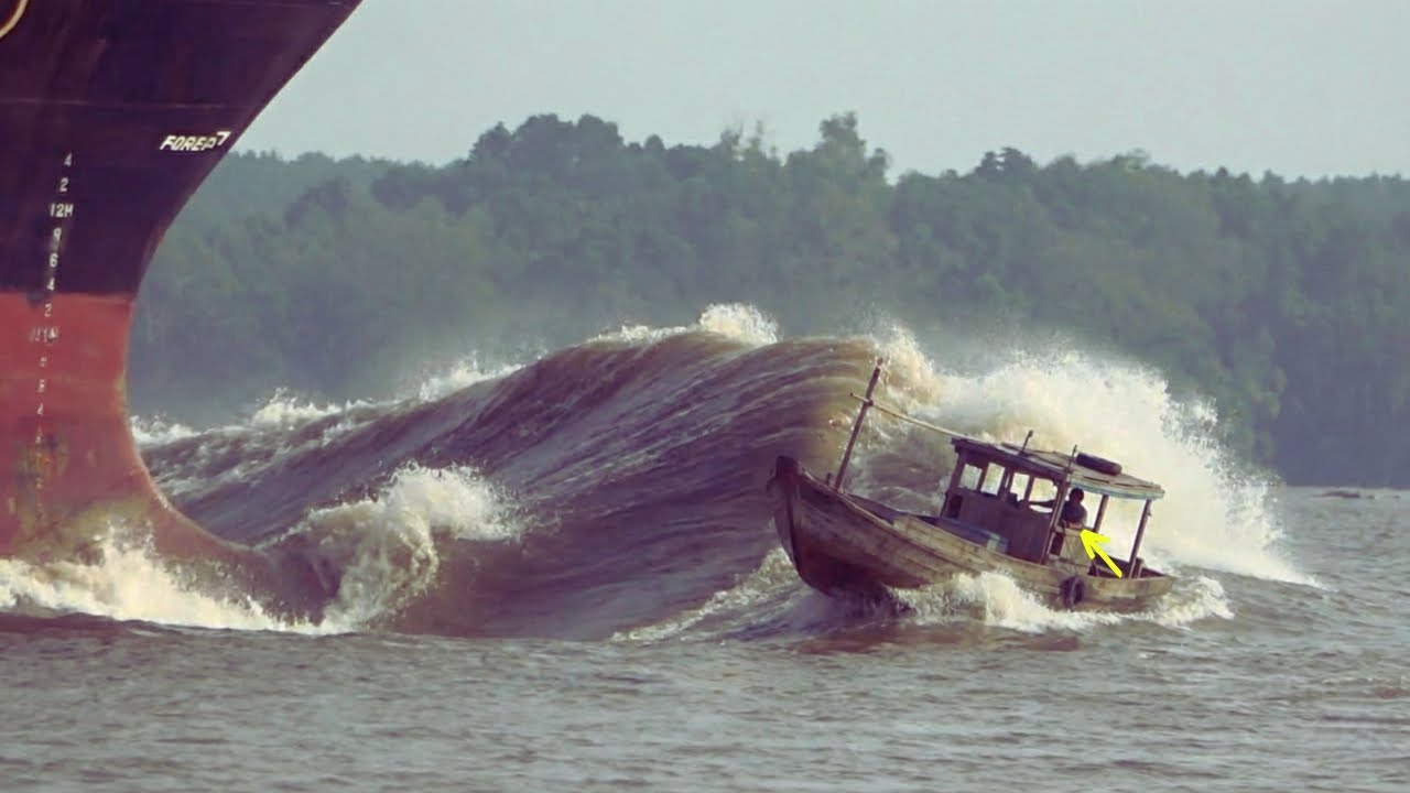 Insane Bow Wave! Big Container Ship Plows Through the River at Full Speed