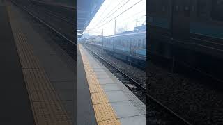 JR東日本長野支社の篠ノ井線の広丘駅に普通列車松本行きが広丘駅を到着する