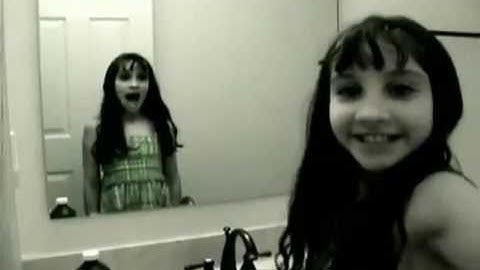 video de miedo - niña en el espejo