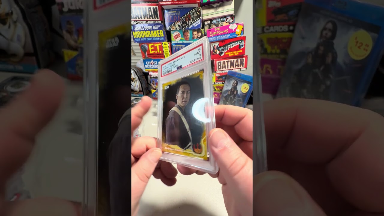 Золотая карточка новичка Чиррута Имве из фильма «Звёздные войны: Изгой-один» от Topps 2016 года —...