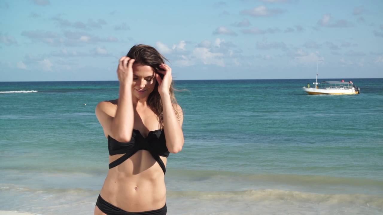 Multiple Ways to Wear the Seafolly Solid Bandeau Bikini Top