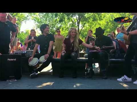 Шакира поёт на улице shakira sing on the street