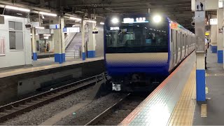 横須賀線普通逗子行きE235系2117SJ-22横クラ+普通久里浜行きE235系F-10横クラがJR大船駅に到着！中央線快速電車と中央・総武線各駅停車は、吉祥寺駅でのお客さま救護により遅れのテロップ！