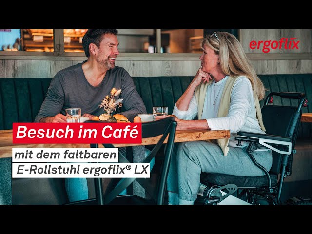 Besuch im Café mit dem faltbaren Elektrorollstuhl ergoflix® LX