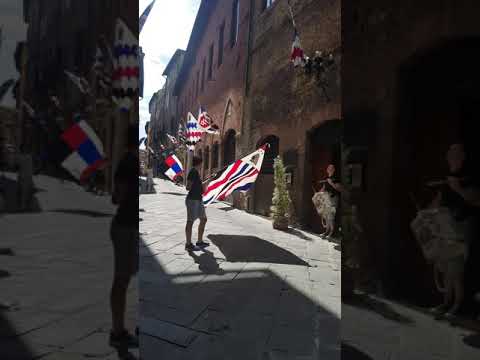 Video: Palio van Siena-perdewedren en -fees in Toskane