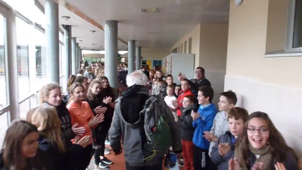 Un professeur part en retraite, acclamé par 700 collégiens