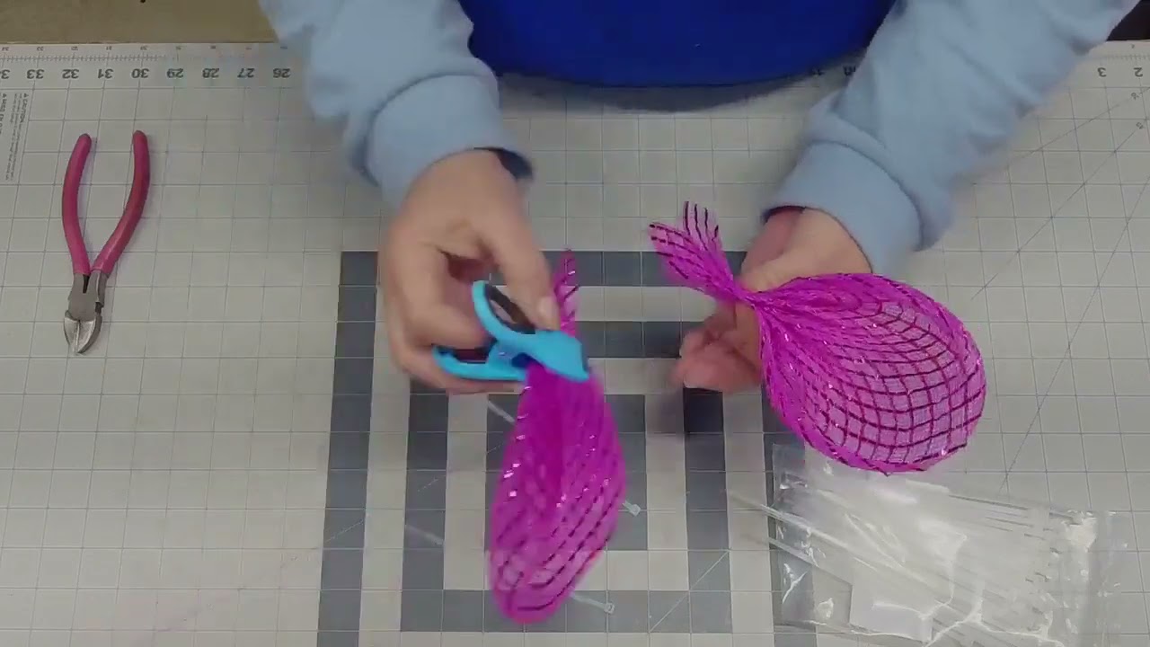 How to Make A Deco Mesh Tulip Bouquet Wreath Tutorial