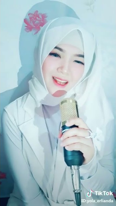 cewe cantik ber sholawat sangat merdu.