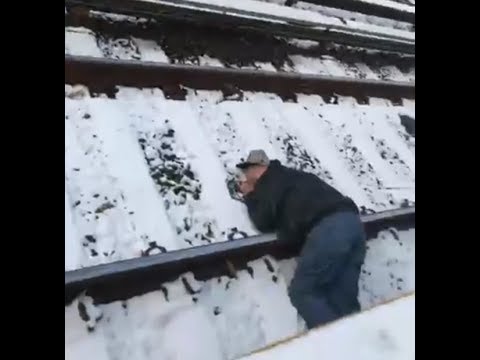 People Rescue Unconscious Man From New York Train Tracks - YouTube