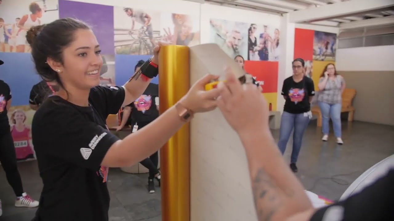 Avery Dennison Workshop Girl Wrapper - Mulheres no mundo do envelopamento [portuguese]