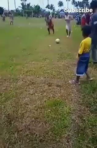 video lucu kocak habis banci waria main bola kaki bikin ngakak aja seru baget jangan di skip dulu