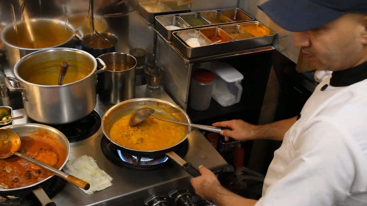 私が恋した味！福岡で本場インドカレーのレジェンド店を発見！営業中の厨房に潜入撮影｜Indian curry shop