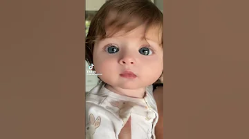 طفل فائق الجمال وذو عيون زرقاء 
