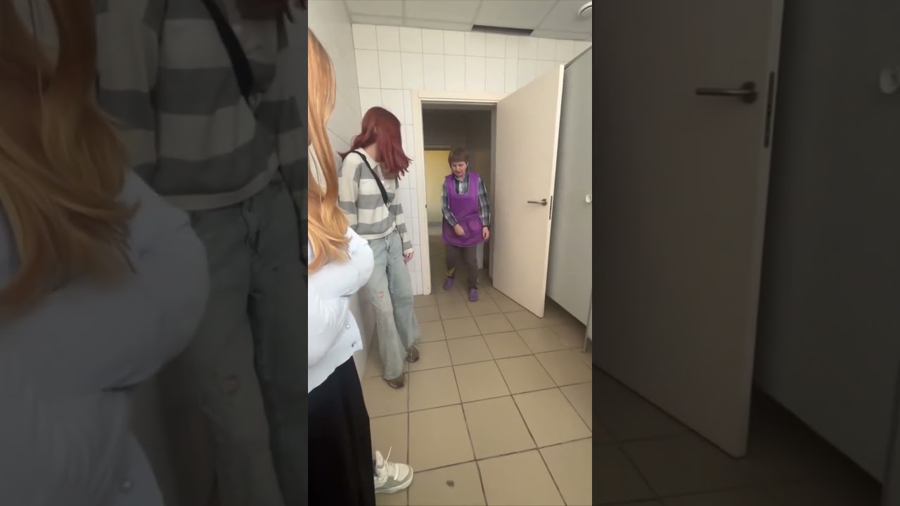 ЗАШЛА БЕЗ СТУКА! Автор видео: pinkie.pie1122 #юмор #мемас #прикол #комментарии #мем #мемы